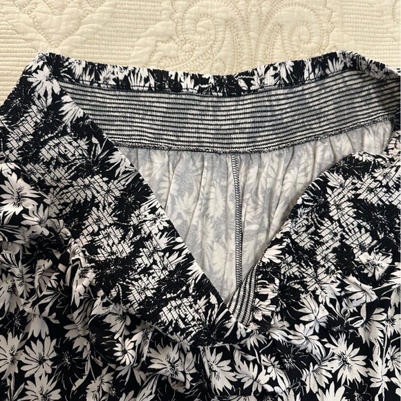 Stretch waist black and white floral shorts, loose flowy fit, super comfy! XL - Picture 4 of 6